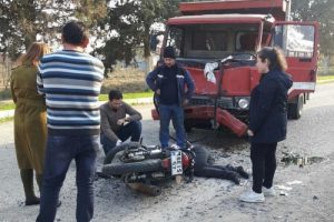 Bursa'da kamyona çarpan motosiklet sürücüsü, ağır yaralandı