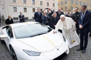 Papa'dan satılık Lamborghini!
