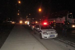 Polislere otomobil &ccedil;arptı: 2 yaralı