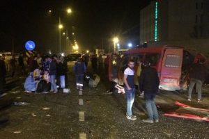 Samsun'da iş&ccedil;i servisi kaza yaptı: 1 &ouml;l&uuml;, 14 yaralı