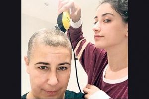 Annesinin sa&ccedil;ını kesti