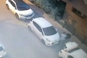 &Ccedil;evredekilere aldırmadan lastiği &ccedil;aldılar
