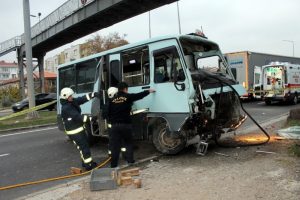 Minib&uuml;s k&ouml;pr&uuml;ye girdi: 1 &ouml;l&uuml;, 2 yaralı