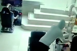 M&uuml;şteri gibi girdi, şarjdaki telefonunu &ccedil;aldı