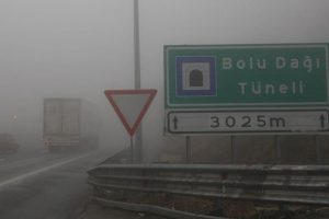 Bolu'da yoğun sis ulaşımı olumsuz etkiliyor