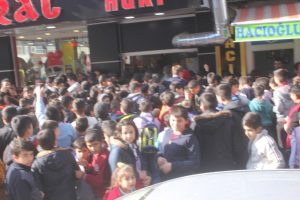 Bedava d&ouml;ner izdiham yarattı!