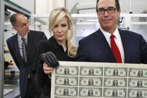 ABD Hazine Bakanı Steven Mnuchin ve eşi bu pozla g&uuml;ndeme oturdu!