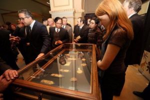 Mısır firavunu Tutankhamun'un altın koleksiyonu sergiye &ccedil;ıktı