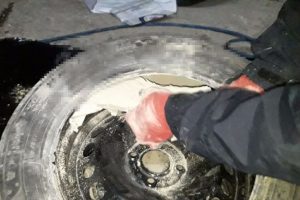 Otomobilin lastiklerinden uyuşturucu &ccedil;ıktı