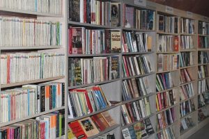 İş&ccedil;iler &ccedil;&ouml;pe atılan kitaplardan k&uuml;t&uuml;phane kurdu