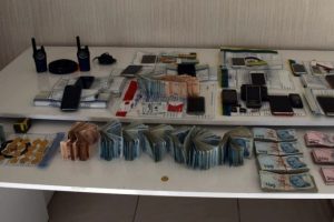 Dolandırıcıların evinden servet &ccedil;ıktı