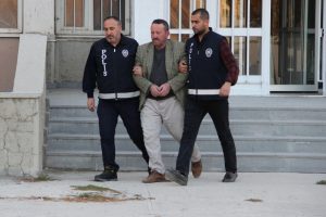 Ter&ouml;rist başı G&uuml;len'i savunan şahıs g&ouml;zaltında