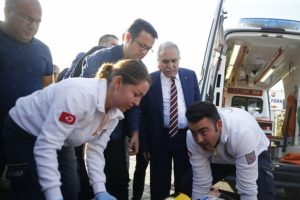 Kazayı g&ouml;ren Bakan Fakıbaba yaralıların yanına koştu