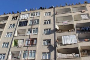 Evi yanan kadın baygınlık ge&ccedil;irdi, komşuları izledi