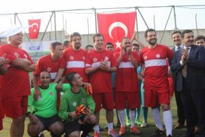 Efsaneler Bursa'da mahkumlarla ma&ccedil; yaptı
