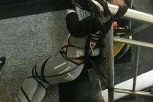 3 yaşındaki &ccedil;ocuğunu merdivene bağladı