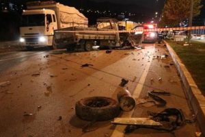 Ters şeritte dehşet sa&ccedil;tı! 2 &ouml;l&uuml;, 4 yaralı
