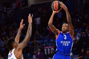 Anadolu Efes evinde mağlup