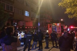 Yangın apartman sakinlerini sokağa d&ouml;kt&uuml;