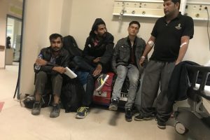Ka&ccedil;ak g&ouml;&ccedil;menleri taşıyan minib&uuml;s devrildi: 26 yaralı