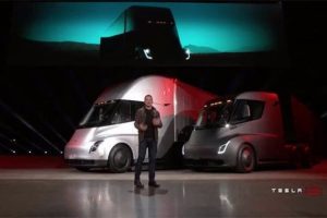 Elon Musk elektrikli kamyon 'Tesla Semi'yi tanıttı