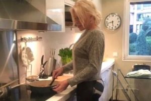 S&uuml;perstar Ajda Pekkan İngiliz basınında: Ka&ccedil; yaşında?