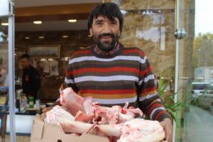 Ekmeğini kemikten &ccedil;ıkarıyor