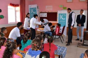 Okuluna vefa borcunu &ouml;ğrencilerin tedavisiyle &ouml;d&uuml;yor