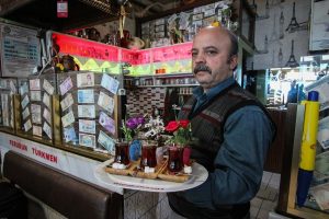 Bursa'da bu kahvehaneye gelenler "şakayla" karşılanıyor
