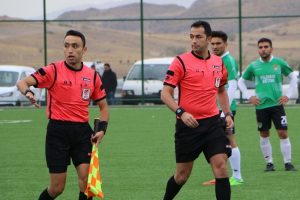 Hakemin boğazını sıkan oyuncuya 16 ma&ccedil; ceza