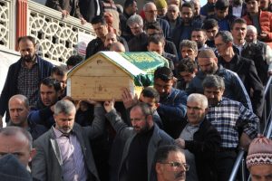 Bursa'da karısı tarafından &ouml;ld&uuml;r&uuml;len adam son yolculuğuna uğurlandı