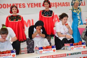 Rus ve T&uuml;rk kadınlar domates yeme yarışı yaptı