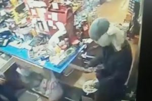 Bursa'da bı&ccedil;aklı gasp anı kamerada
