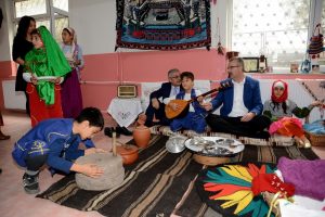 Bursa'da &ouml;ğrencilerden "Ge&ccedil;mişten Bug&uuml;ne" sergisi