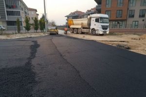 Bursa İneg&ouml;l'de Turgutalp Mahallesi'nde asfalt &ccedil;alışması yapıldı