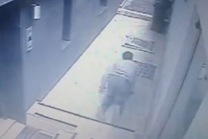 Polisle &ccedil;atışan hırsızın emekleyerek ka&ccedil;tı!