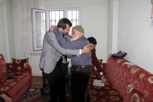 Bursa G&uuml;rsu'da engelli sandalyeleri ihtiya&ccedil; sahiplerine ulaştırılıyor