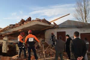 Cami lojmanı inşaatı &ccedil;&ouml;kt&uuml;: 1 &ouml;l&uuml;, 7 yaralı