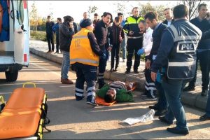 'Dur' ihtarına uymayan s&uuml;r&uuml;c&uuml; yayaya &ccedil;arptı