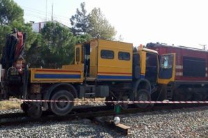 Y&uuml;k treni bakım aracıyla &ccedil;arpıştı: 3 yaralı