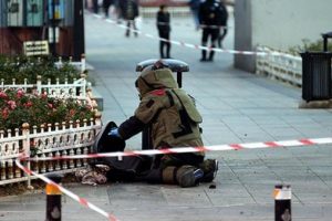 Kadın bomba uzmanı ş&uuml;pheli valize m&uuml;dahale etti