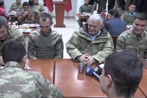 Başbakan Yıldırım askerlerle bir araya geldi