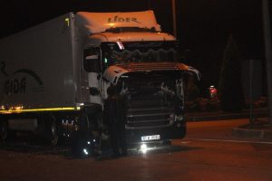 İş&ccedil;ileri taşıyan servis ile tır &ccedil;arpıştı: 7 yaralı