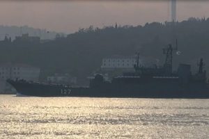 Rus savaş gemisi İstanbul Boğazı'ndan ge&ccedil;ti