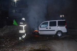 Bursa Mudanya'da park halindeki araç yandı!