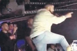 Drake'ten tacizci izleyiciye sert uyarı!