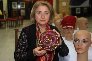 Meslek hayatını şapkalara adadı