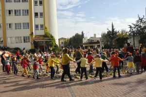 GKV'de 290 öğrenci 45 öğretmenle Sonbahar Dansı