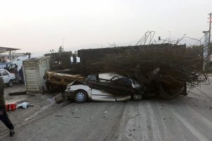Freni boşalan kamyon, mahalleyi savaş alanına &ccedil;evirdi