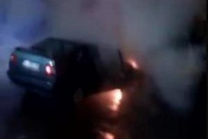 Kaza yapan ara&ccedil; alev alev yandı